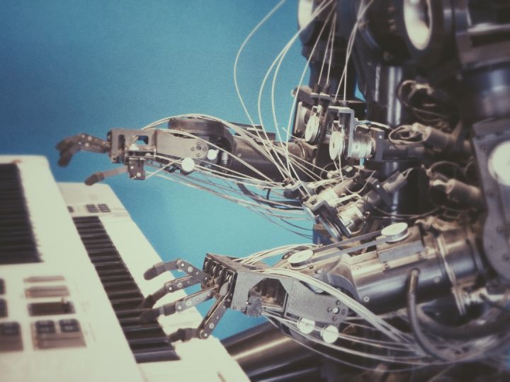Artificial Intelligence - robot playing piano