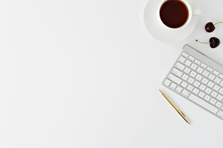 Website - Magic Keyboard beside mug and click pen